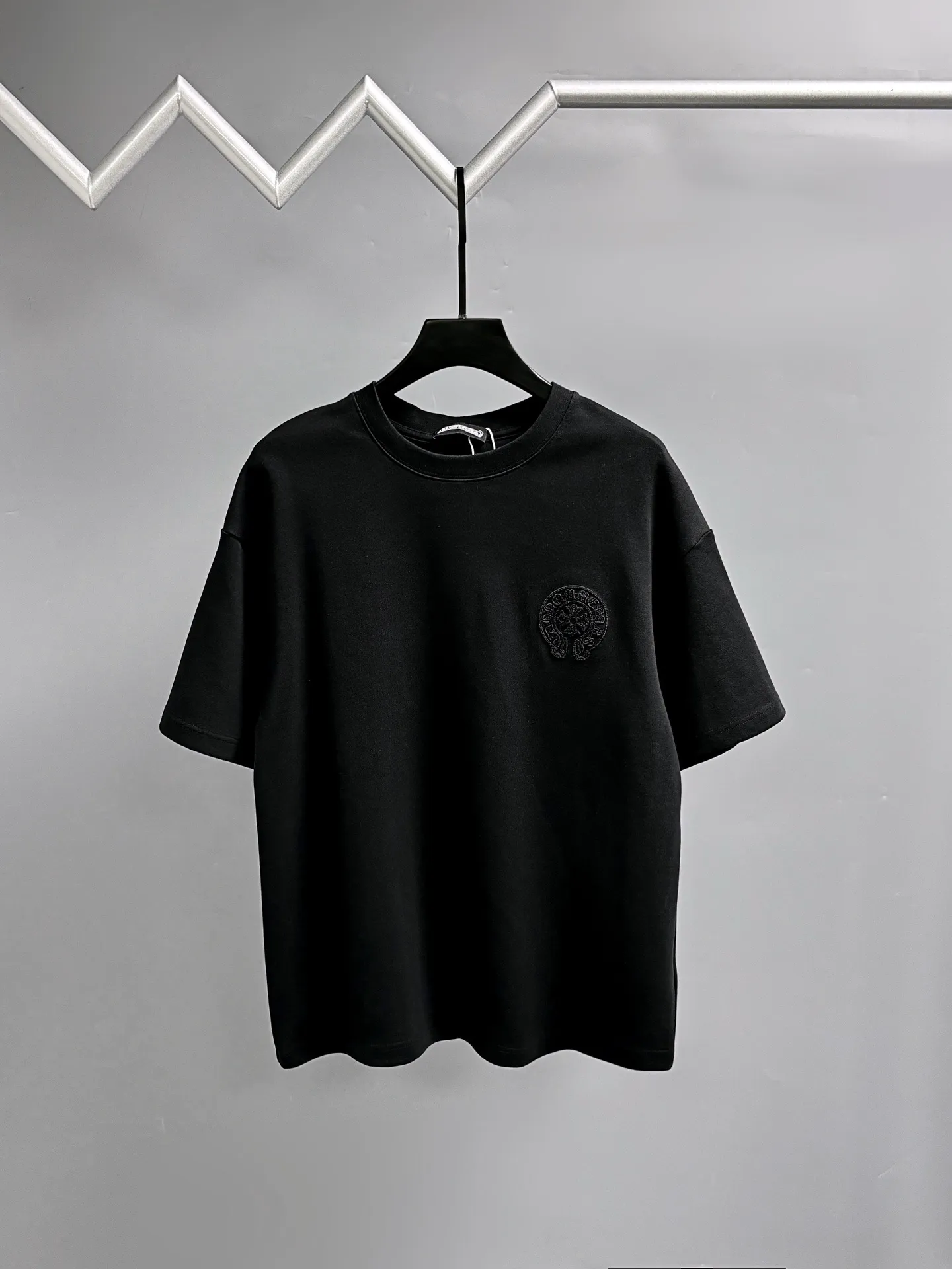 P190 Chrome Hearts* 2꯭0꯭2꯭5 new autumn and winter style ❤️ Original ⌚️ high version Chrome Hearts The fabric is made of 320g high-density modal long-staple cotton. It does not deform or shrink. Process introduction: double thread movement. Chest. The back panel uses overlapping embroidery🪡 process➕the back panel towel rope embroidery process. Color: black SIZE: M-3XL